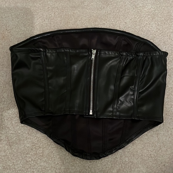 Pleather sleeveless crop top - Picture 2 of 2